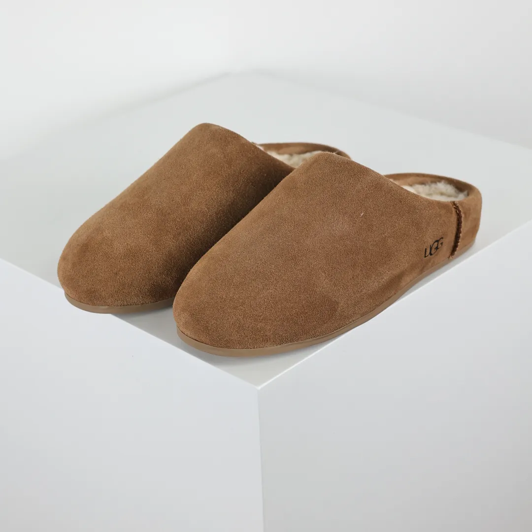 Local self-pickup💰560 Core recommended good price Independently developed original outsole, cashmere insole, keeping warm in winter, suitable for home use. In recent years, uug has launched a style series, which is partially skewed towards the preferences of young consumers, and has also been at the forefront of fashion trends. Shoe body material, water-repellent coated suede upper, 17mm UGGPURE™ implanted wool insole, lightweight non-slip and comfortable rubber outsole, with brand LOGO, complete packaging, size: 35 36 37 38 39 40